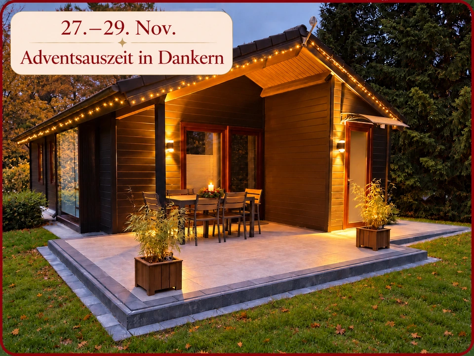 Adventsauszeit in Dankern 27.–29. November, Ferienhaus mit Adventsbeleuchtung, hellem Schriftfeld und dunkelrotem Bildrahmen